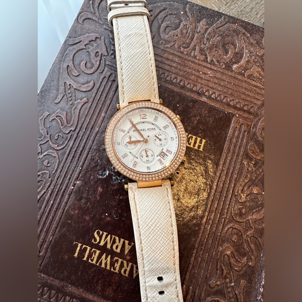 Michael Kors Women's Watch with leather band rose gold and crystals - Picture 2 of 6